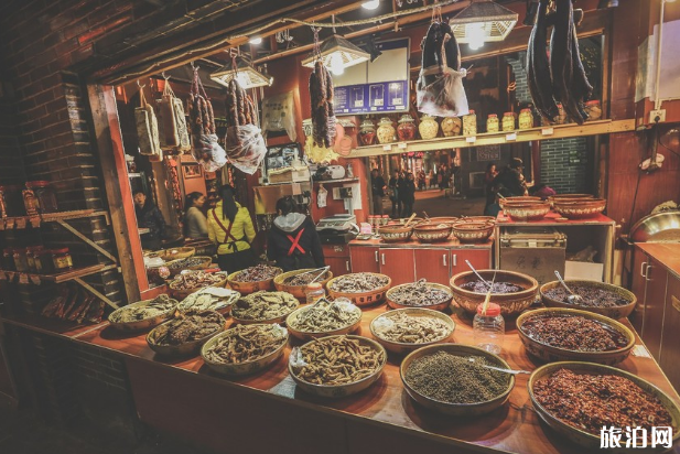 重庆的美食街在哪里 重庆火锅要怎么吃 重庆的美食街在哪里 重庆火锅要怎么吃